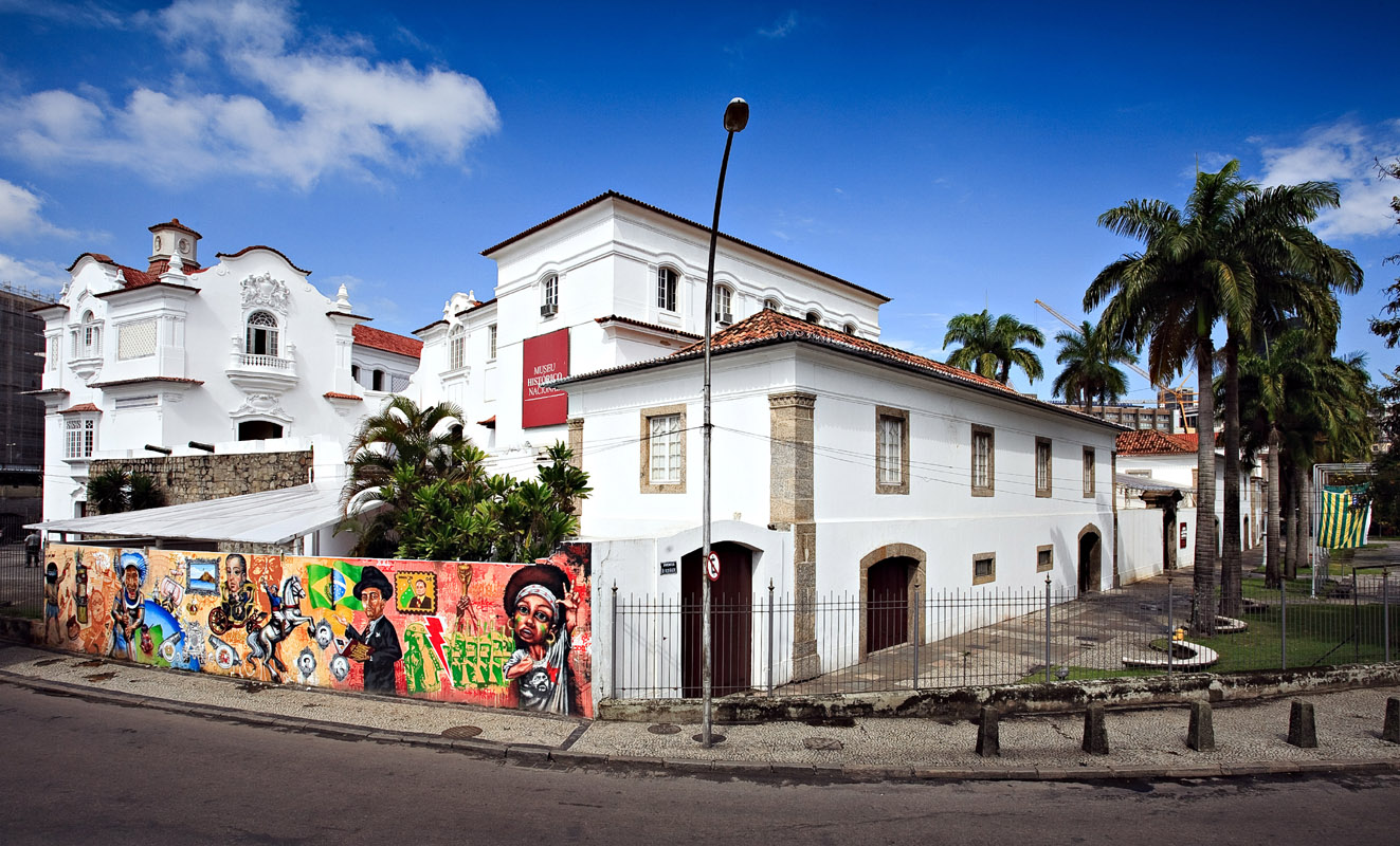 Fachada lateral do Museu Histórico Nacional, com destaque para o grafite voltado para a parte da Av. Alfredo Agache. Vê-se também parte do Pátio de Santiago e detalhes da arquitetura neocolonial do terceiro piso do museu.